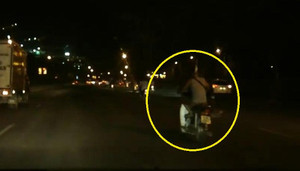 Thanh niên lái xe máy ẩu đâm móp đuôi ô tô