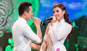 Lương Thế Thành vừa hát vừa ôm eo Thuý Diễm như thuở mới yêu