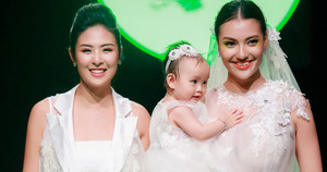 Hồng Quế đưa con gái lên sàn catwalk mở màn Tuần lễ thời trang Việt Nam 2018