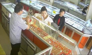 Nữ quái cùng đồng bọn trộm hàng loạt tiệm vàng