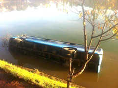 Xe khách lao xuống hồ Xuân Hương, hành khách đập cửa kính thoát thân