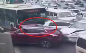 Bị chắn đường, xe buýt ủi nát hàng loạt ô tô