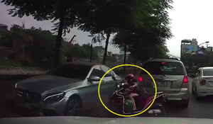 Lấn làn vượt ẩu, mẹ chở con nhỏ bị ô tô đâm ngã sõng soài