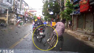 Người đàn ông đi SH tạt đổ xe cụ già rồi thản nhiên bỏ đi