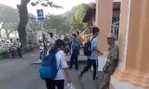 Hàng trăm học sinh chuyên Lê Hồng Phong cúi chào bác dân phòng