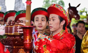 Hoài Linh tất bật trong ngày giỗ Tổ sân khấu tại đền thờ