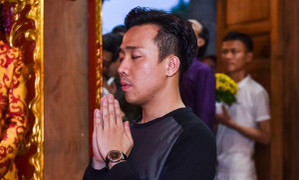 Trấn Thành và dàn sao Việt tấp nập cúng Tổ tại đền thờ của Hoài Linh