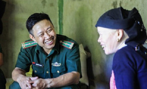 Chiến sĩ ngày canh biên giới, đêm xóa mù chữ cho phụ nữ U50