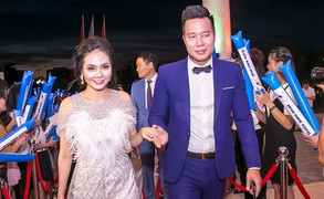 Xuân Hảo tháp tùng Lương Nguyệt Anh sải bước trên thảm đỏ