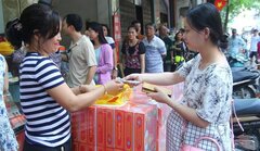 Người già, trẻ nhỏ, bà bầu xếp hàng mua bánh trung thu ở cửa hàng 'hot' nhất Thủ đô