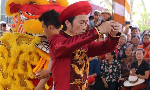 Hoài Linh mặc áo dài, cử hành nghi thức trang trọng trong ngày giỗ Tổ sân khấu