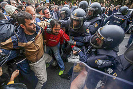 Tây Ban Nha: Cảnh sát thu hòm phiếu, đụng độ người bỏ phiếu ở Catalonia