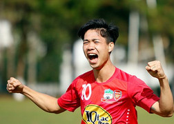 Video: Công Phượng ghi bàn và ăn mừng lạ