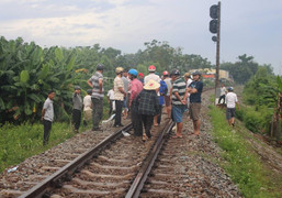 Thi thể người đàn ông nằm sát đường ray xe lửa