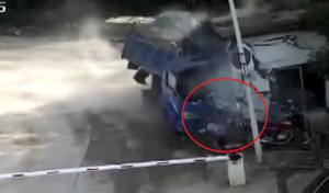 Kinh hãi khoảnh khắc xe tải lao như điên, húc nát phòng bảo vệ