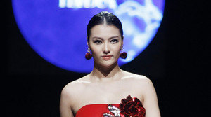 Hồng Quế lộ vóc dáng đẫy đà trên sàn diễn Tuần lễ thời trang