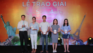 Các khách hàng Sun World hạnh phúc với giải thưởng tour du lịch quốc tế