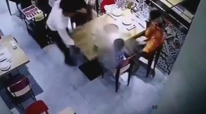 Video: Nhân viên nhà hàng đổ nồi lẩu đang sôi vào bé trai