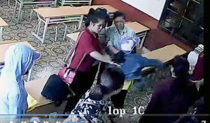 Video: Choáng váng cảnh phụ huynh hành hung, lăng mạ khiến nữ giáo viên ở Hải Phòng phải nhập viện