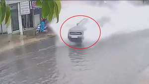 Ô tô lao ầm ầm trên đường ngập, hất nước té tát vào người đi đường