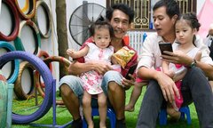 Diễn viên có gương mặt 'đau khổ' nhất màn ảnh làm bố ở tuổi 55
