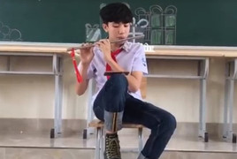 Nam sinh Quảng Ninh thổi sáo cover 'Em gái mưa' gây sốt