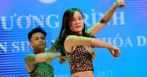 Nữ sinh Học viện An ninh nhân dân khoe vũ đạo bốc lửa trong đêm nhạc chào tân sinh viên