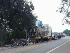 Xe container bốc cháy ngùn ngụt trên đèo Hà Lan