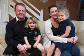 Sơ cứu sai cách, người mẹ khiến con trai 17 tháng tuổi bị lột da vì bỏng nước sôi