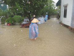 Mưa to kéo dài, nhiều nhà dân ở Nghệ An ngập sâu