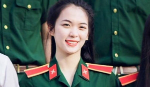 Ngắm nhan sắc xinh đẹp của cô giáo quốc phòng 'đốn tim' dân mạng