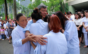 Cả bệnh viện khóc nghẹn tiễn Giáo sư Nguyễn Anh Trí về hưu: Chuyện thường sao lạ lùng giữa thời nay?