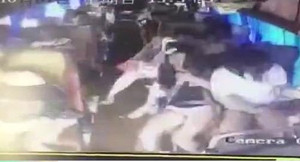 Không cài dây an toàn, hành khách bị hất văng trong ô tô