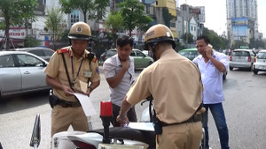 Video: Xử phạt hàng loạt lái xe dừng đỗ trước cổng Bệnh viện Bạch Mai