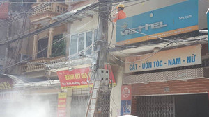 Cột điện bốc cháy dữ dội trên phố Hà Nội