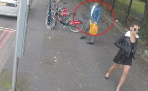 Mải nhìn theo người đẹp, vấp phải xe đạp, ngã chổng vó giữa phố