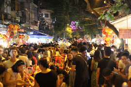 Biển người ken đặc đón Trung thu trên phố Hàng Mã