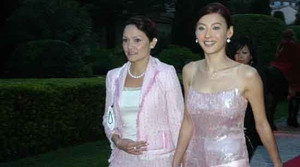 Mẹ Trương Bá Chi đóng phim cấp ba, làm tài xế Uber tuổi U60