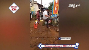 Video: Trưởng công an xã nói gì khi bị tố đá hàng hóa của dân?