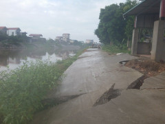 Video: Đoạn đường bê tông dài 90 m mới đem vào sử dụng đổ sụp xuống sông