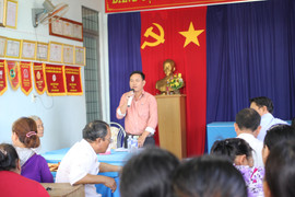 Trưởng công an xã đá bay hàng hóa của tiểu thương công khai xin lỗi dân