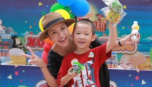 Vân Hugo rạng rỡ đưa con trai đi chơi