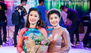 Chị em Sao Mai Thu Hằng- Bích Hồng được mẹ tháp tùng đi hát