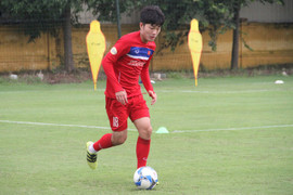 Mải ký tặng CĐV, Xuân Trường suýt bị bỏ rơi tại sân tập