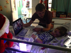 Biết con trai sắp ra đi, ông bố hóa thân làm Spider Man mua vui cho con