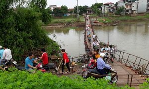 Video: Rùng mình đi trên cây cầu phao rung bần bật giữa thủ đô