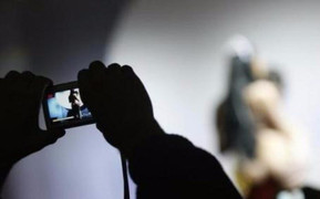 Mang ảnh khỏa thân của tình địch đi 'bêu' khắp xóm