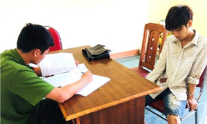 Nam thanh niên cầm dao khống chế, dọa giết người phụ nữ