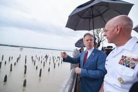 Thăm bãi cọc Bạch Đằng cùng Tư lệnh Hạm đội Thái Bình Dương, Đại sứ Mỹ đọc bài thơ 'Nam quốc sơn hà'