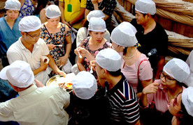 Khách hàng lần đầu tiên ghé thăm nhà thùng nước mắm